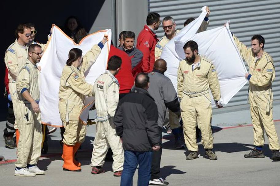 Dopo il centro medico della pista Alonso viene portato in elicottero in ospedale a Barcellona. Ap